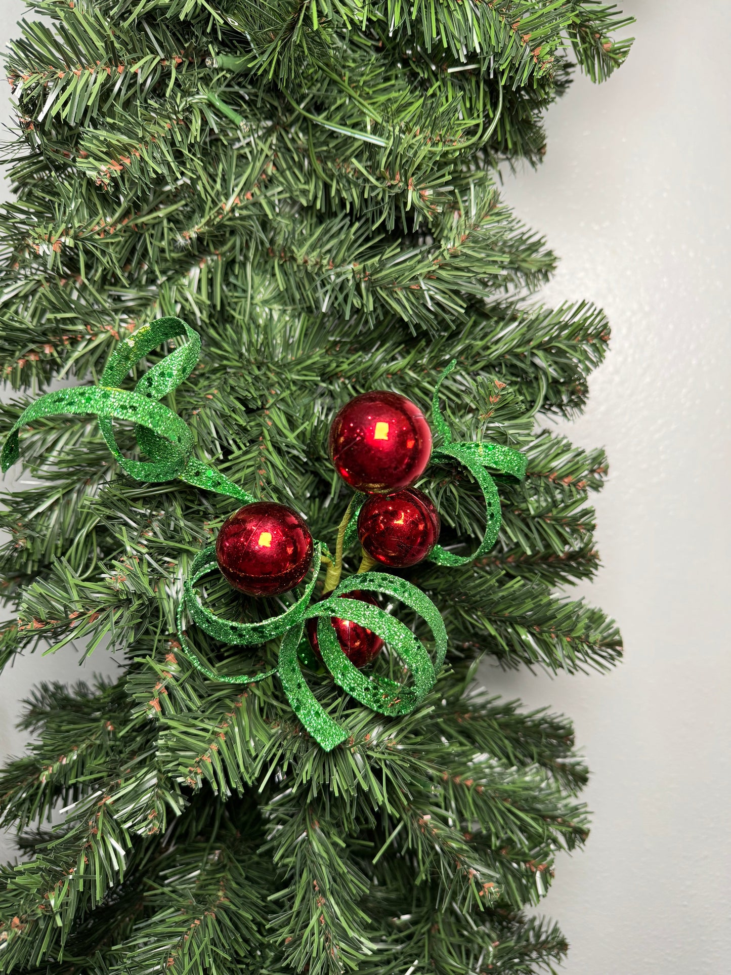 Ball Curly Pick 18" Green/Red